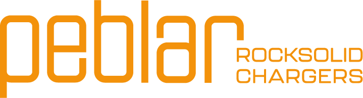 Peblar Rocksolid Chargers logo, genereer alt-text voor SEO voor SMA omvormer, Peblar laadpaal aangesloten op elektrische auto tijdens opladen, Compacte Peblar Home laadpaal voor eenvoudige installatie, Peblar Business laadpaal met RFID-authenticatie voor meerdere gebruikers, Robuuste Peblar laadpaal ontworpen voor langdurig gebruik, Peblar laadpaal met geïntegreerde energiemeter voor nauwkeurige verbruiksregistratie